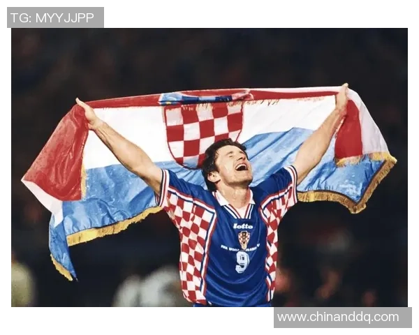 十号红衣足球球星是谁 他在赛场上的传奇表现与影响力分析